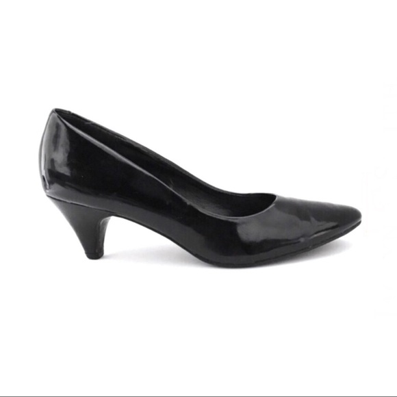 Jaclyn Smith Black Pumps - Picture 1 of 6
